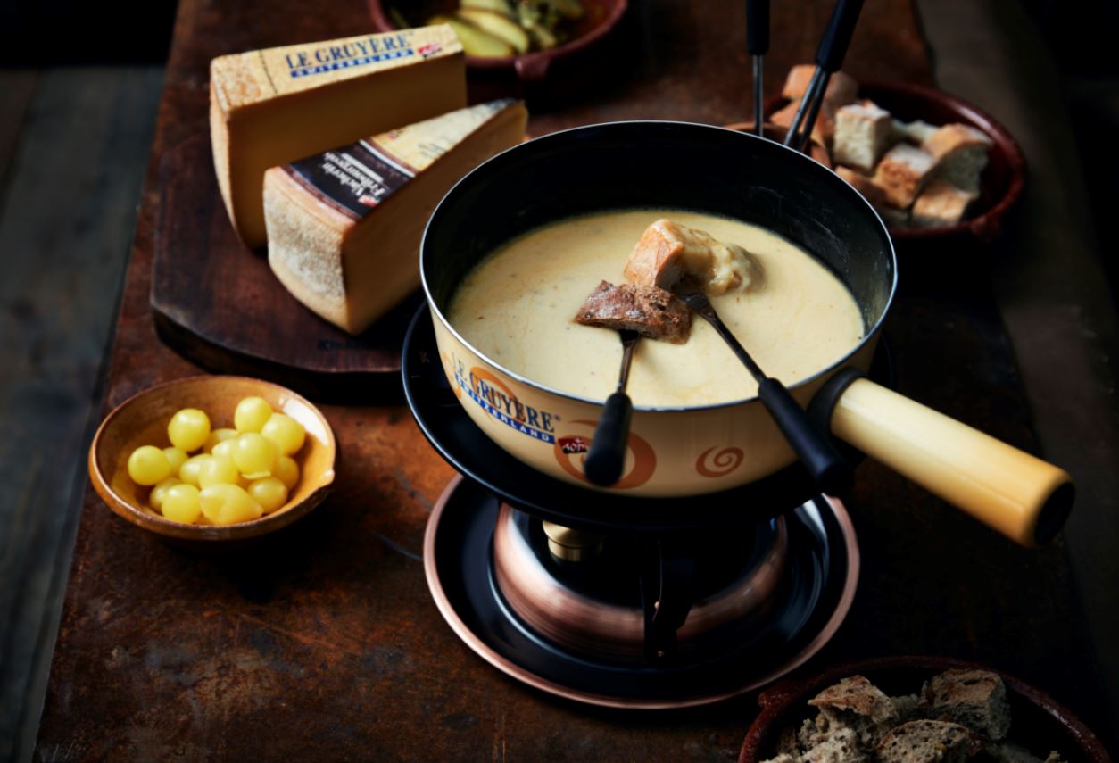 Half-om-half fondue met Le Gruyère AOP Classic en Vacherin Fribourgeois AOP